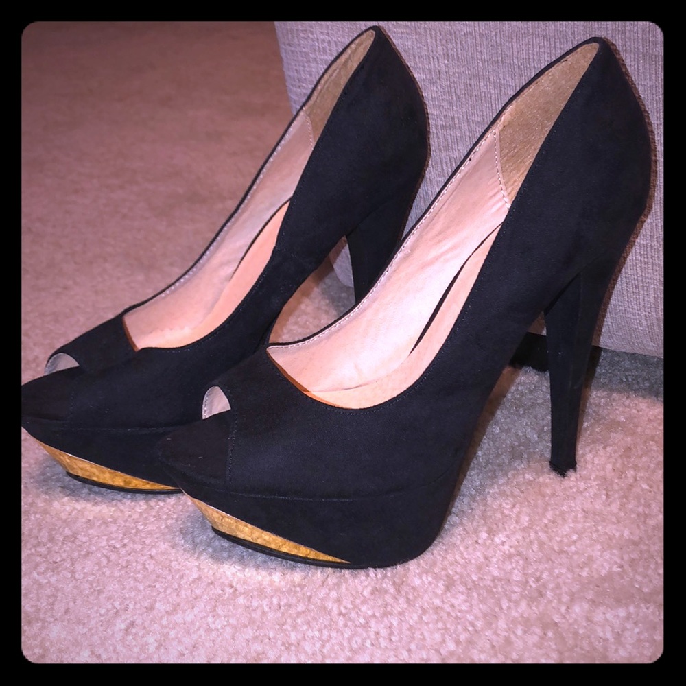 NWT gorgeous black suede heels w/gold detail peep